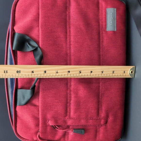 Targus Groove X Red Slip-Case Mac-book Case with Strap. - Picture 10 of 11